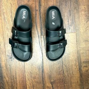 Mía black sandals size 8